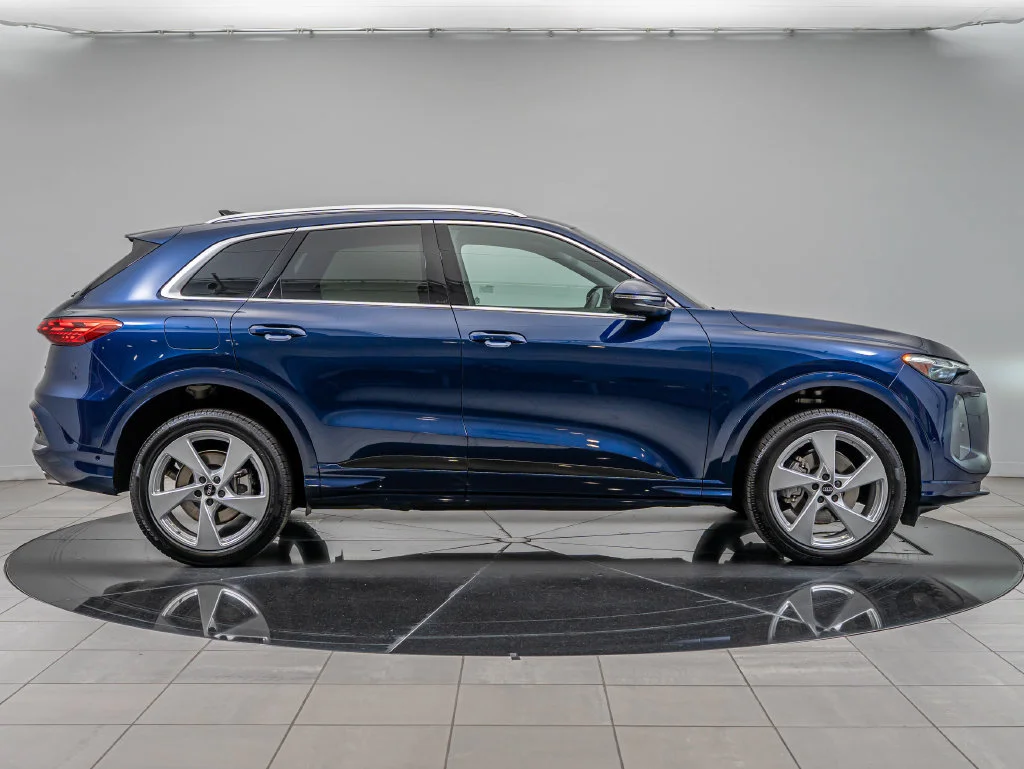 Used 2025 Navarra Blue Metallic Audi 2.0T Premium Plus image 11