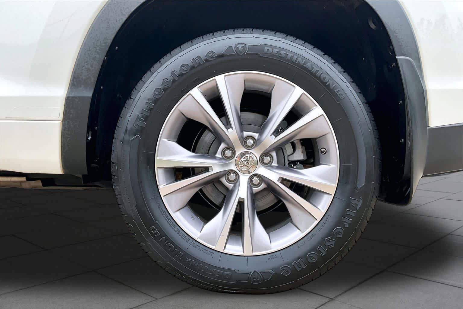 Used 2015 Blizzard Pearl Toyota XLE image 10