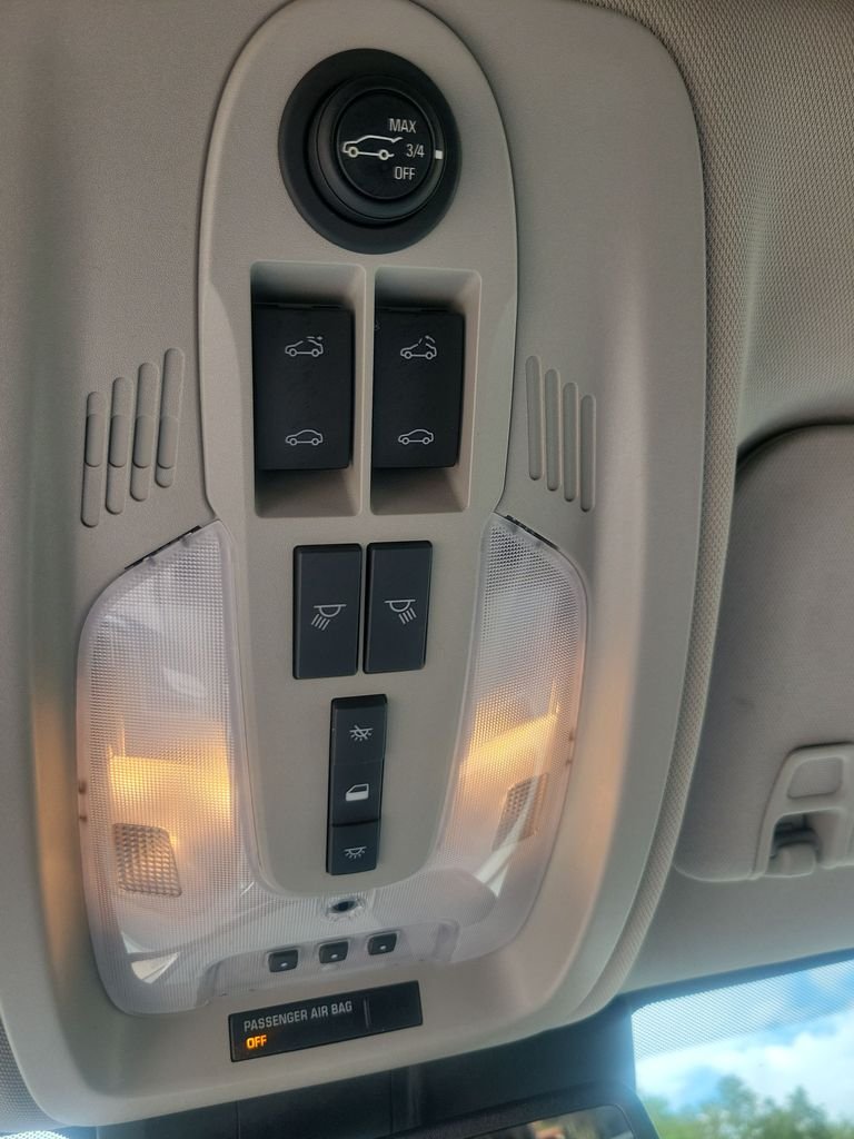 Used 2017 White GMC Denali image 33