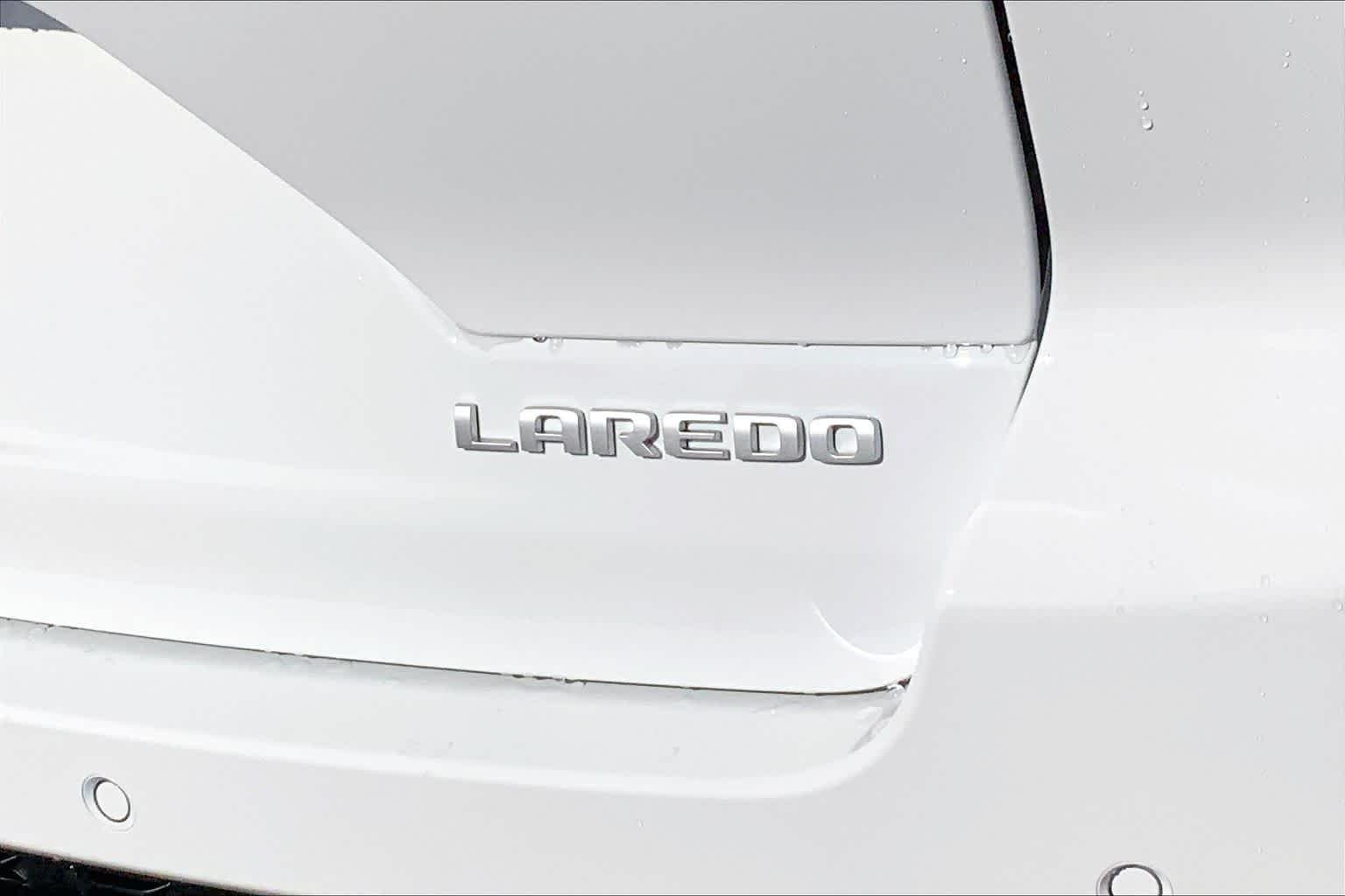 New 2026 Bright White Clear-Coat Exterior Paint Jeep Laredo X image 14