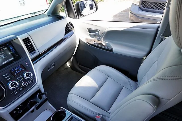 Used 2015 White Toyota XLE image 22