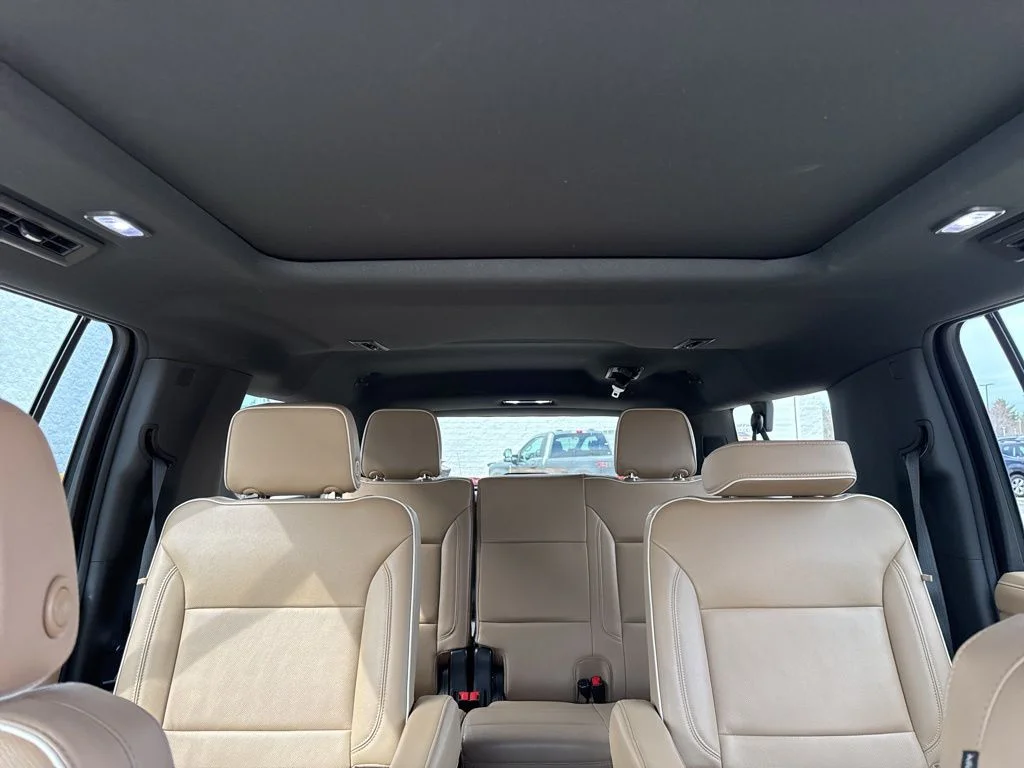 Used 2022 Iridescent Pearl Tricoat Chevrolet Premier image 29