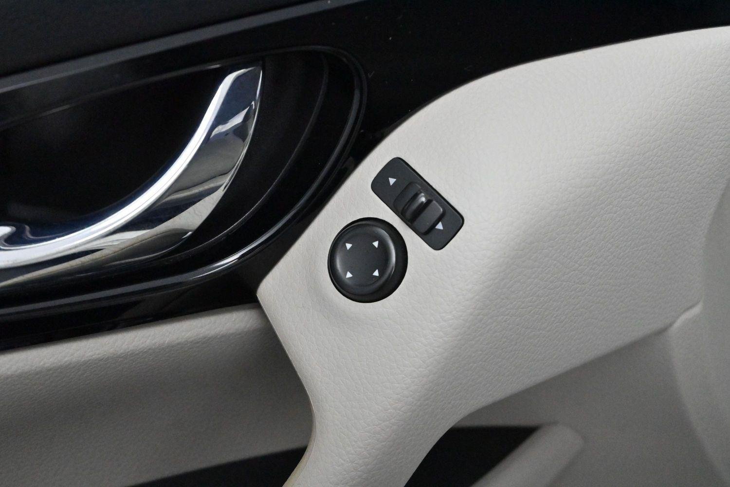 Used 2017 Glacier White Nissan SV image 11