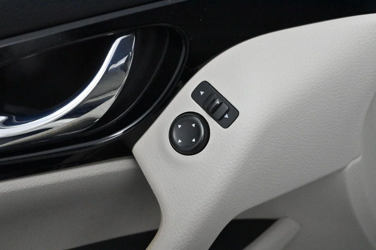 Used 2017 Glacier White Nissan SV image 11