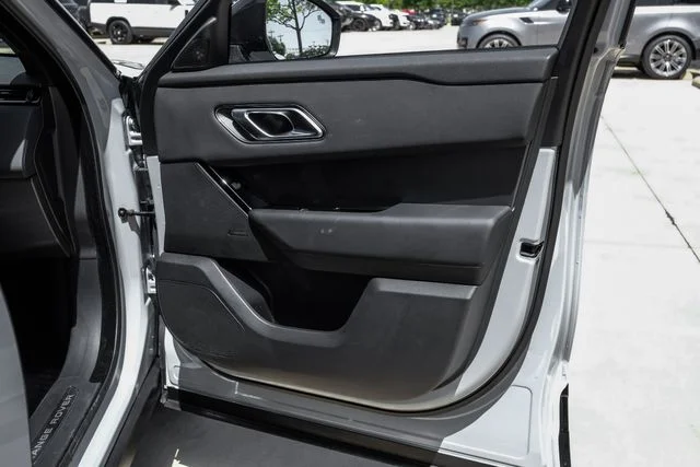 Used 2025  Land Rover Dynamic SE image 53