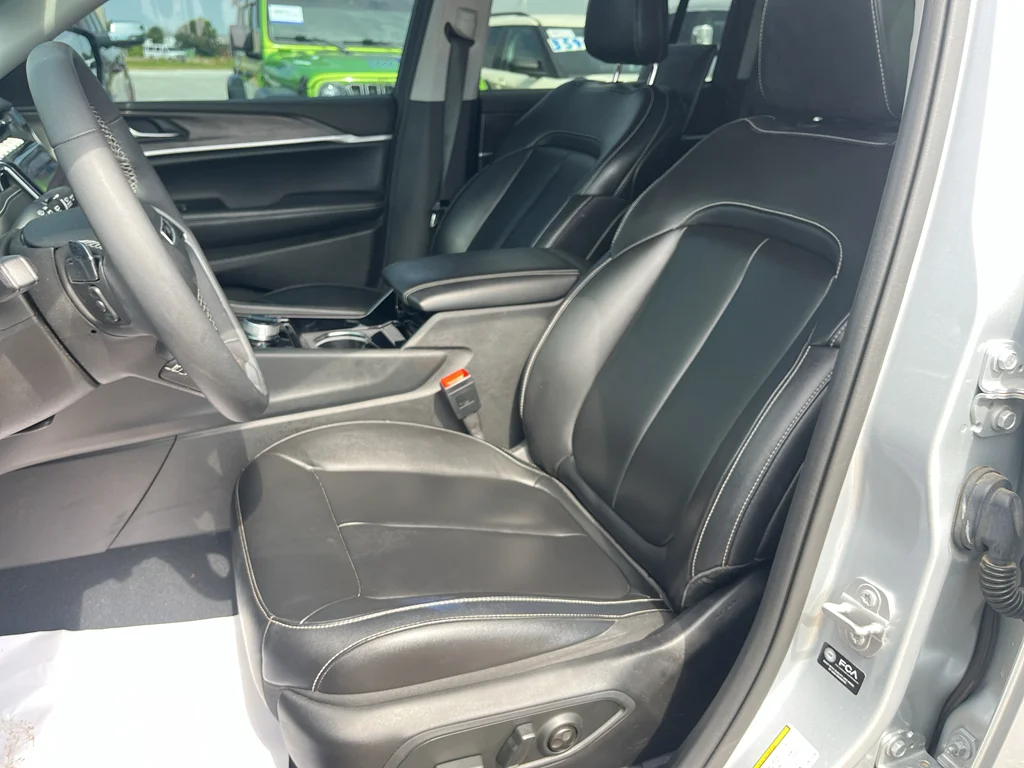 Used 2023 Silver Zynith Jeep 4xe image 17