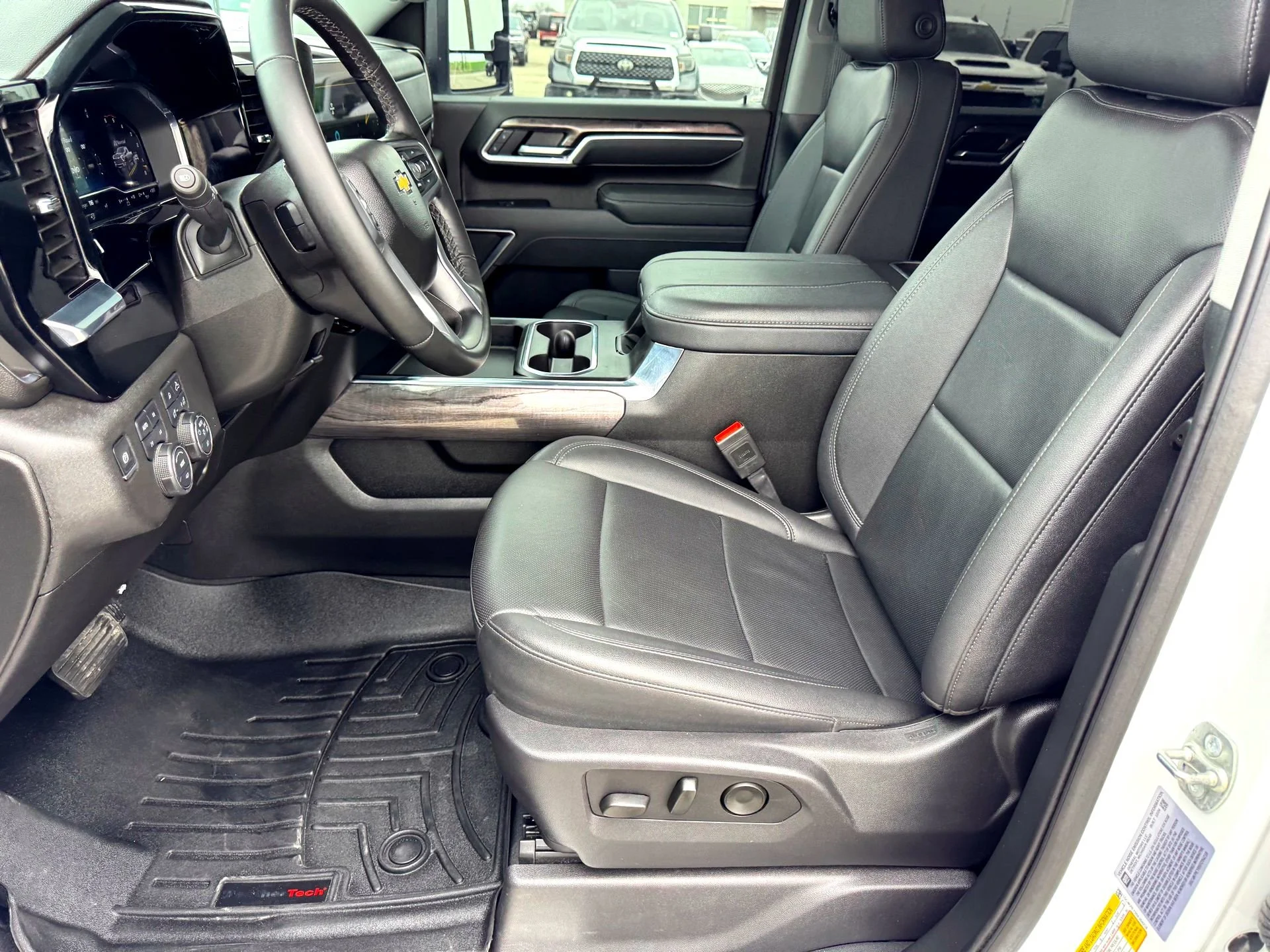 Used 2025 Summit White Chevrolet LTZ image 12