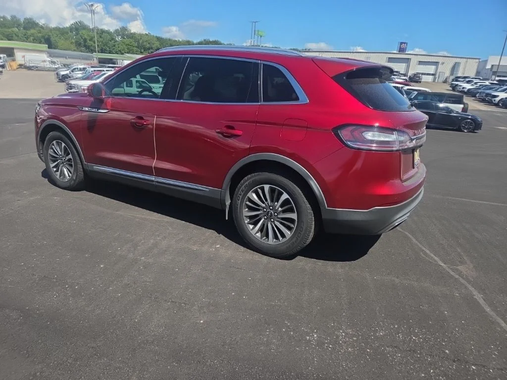 Used 2019 Red Lincoln Select image 9