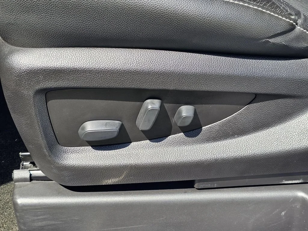 Used 2018 SUMMIT WHITE Chevrolet Premier image 27