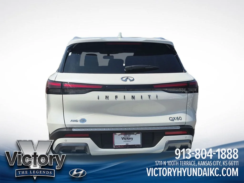 Used 2022 White INFINITI LUXE image 4