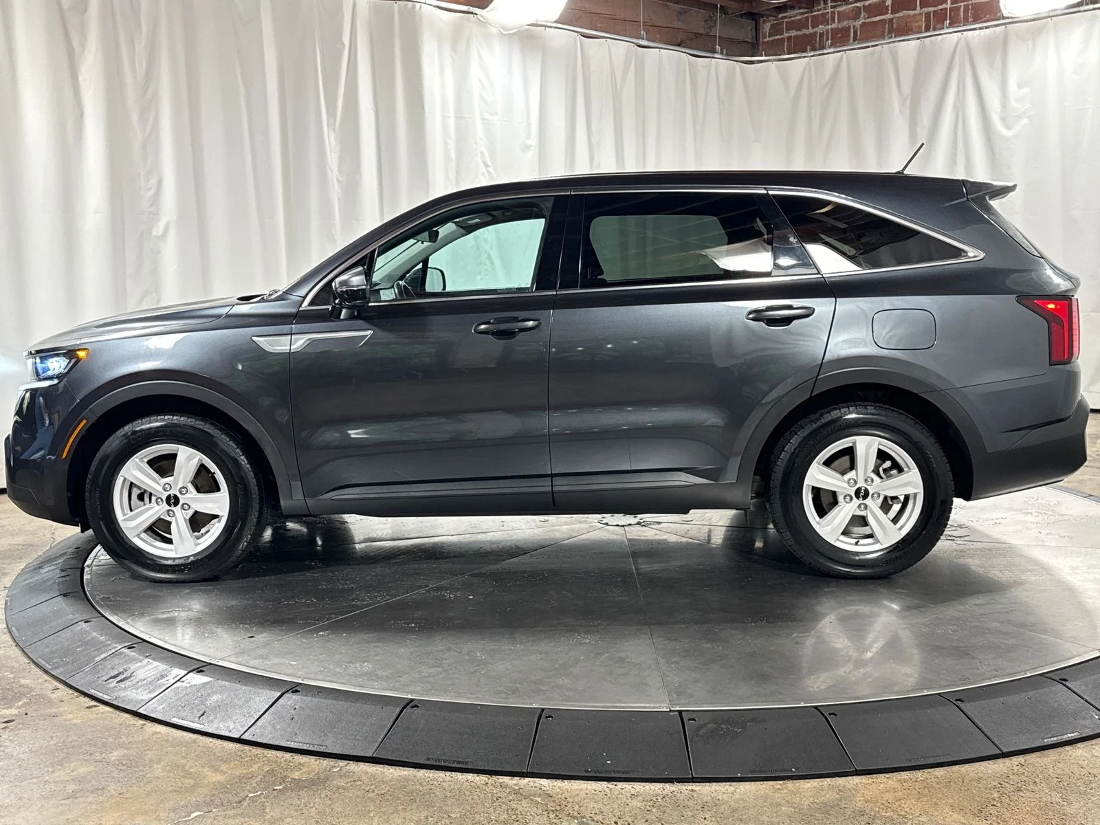 2022 Kia Sorento LX - Photo 8