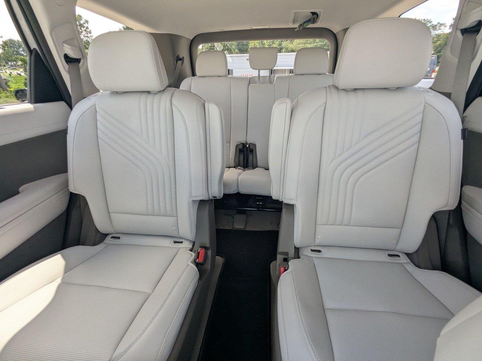 New 2027 Shimmering Silver Hyundai SEL Premium 7P image 22
