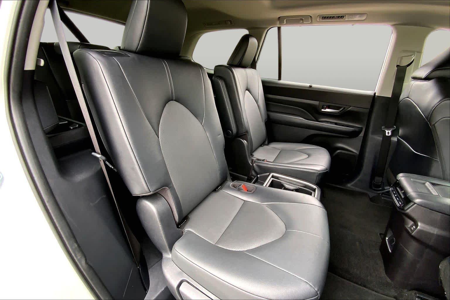 Used 2025 Wind Chill Pearl Toyota XLE image 19