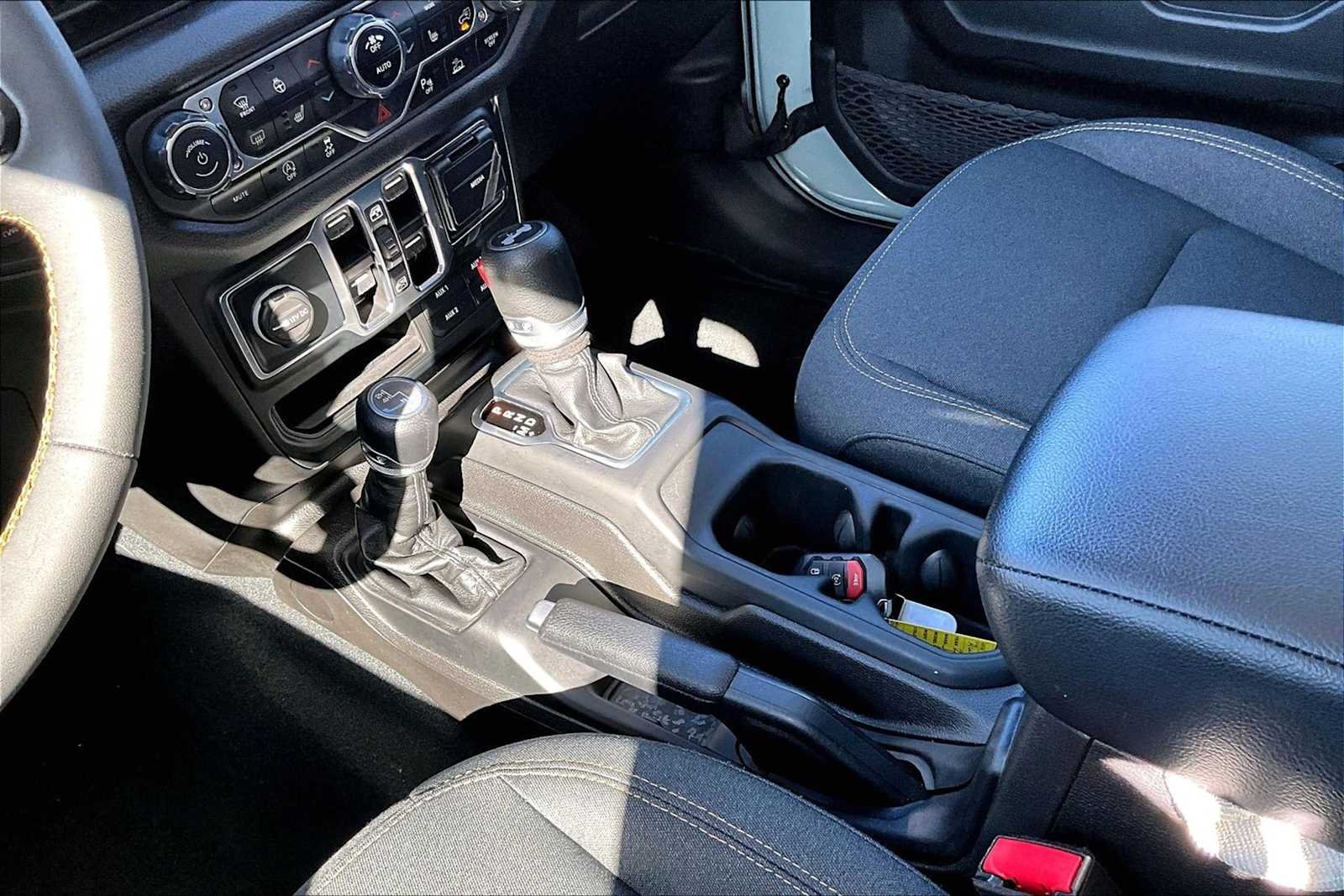 Used 2024 Earl Clearcoat Jeep Sport S image 17