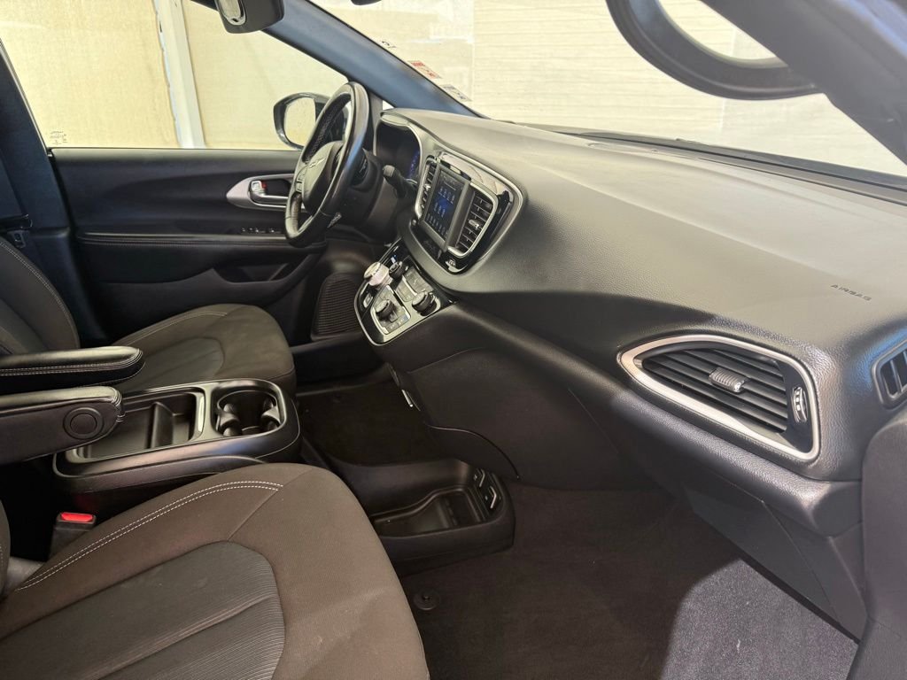 Used 2020 Brilliant Black Crystal Pearlcoat Chrysler Touring image 12