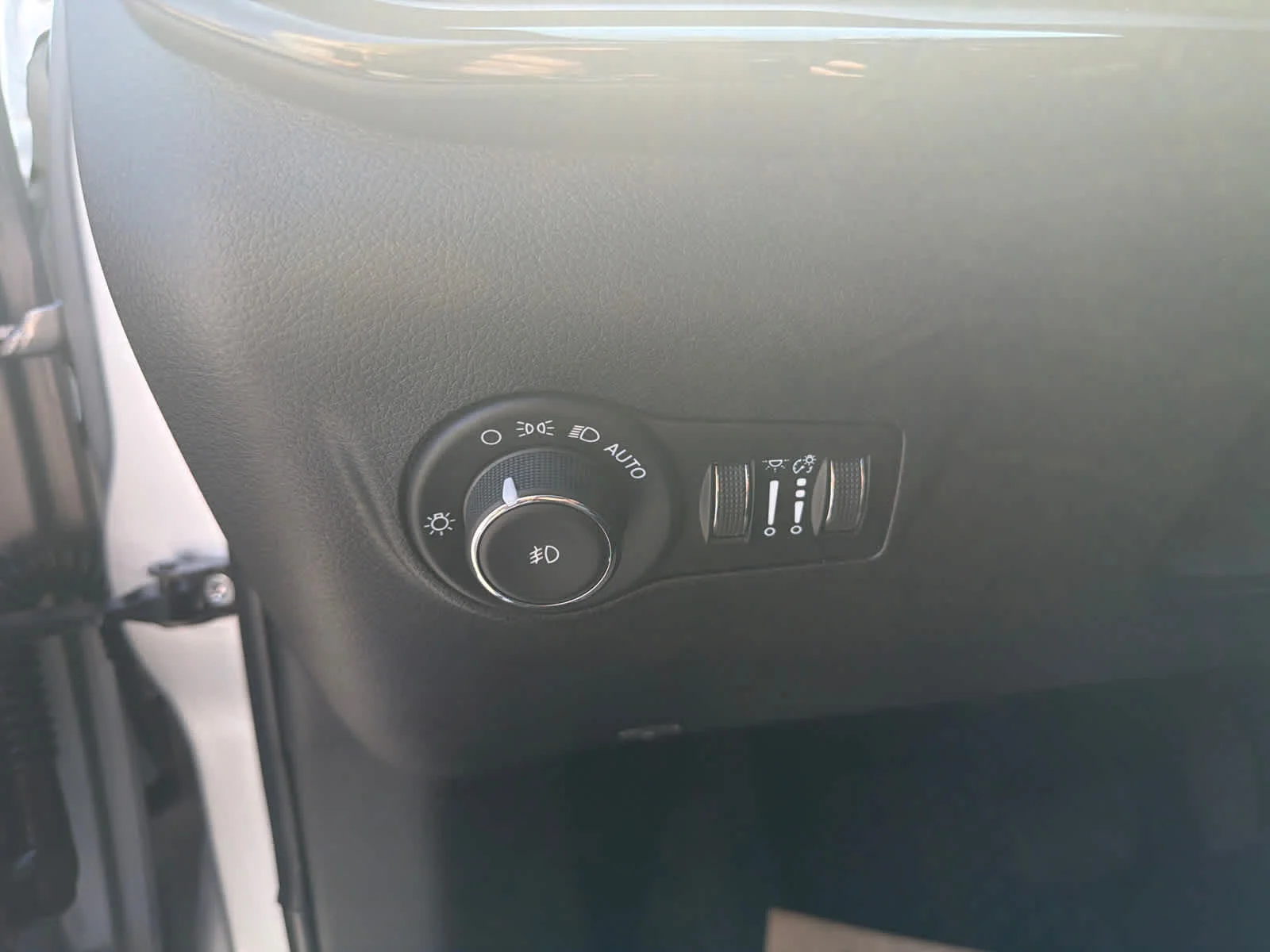 Used 2025 Silver Zynith Metallic Clearcoat Jeep Trailhawk image 20