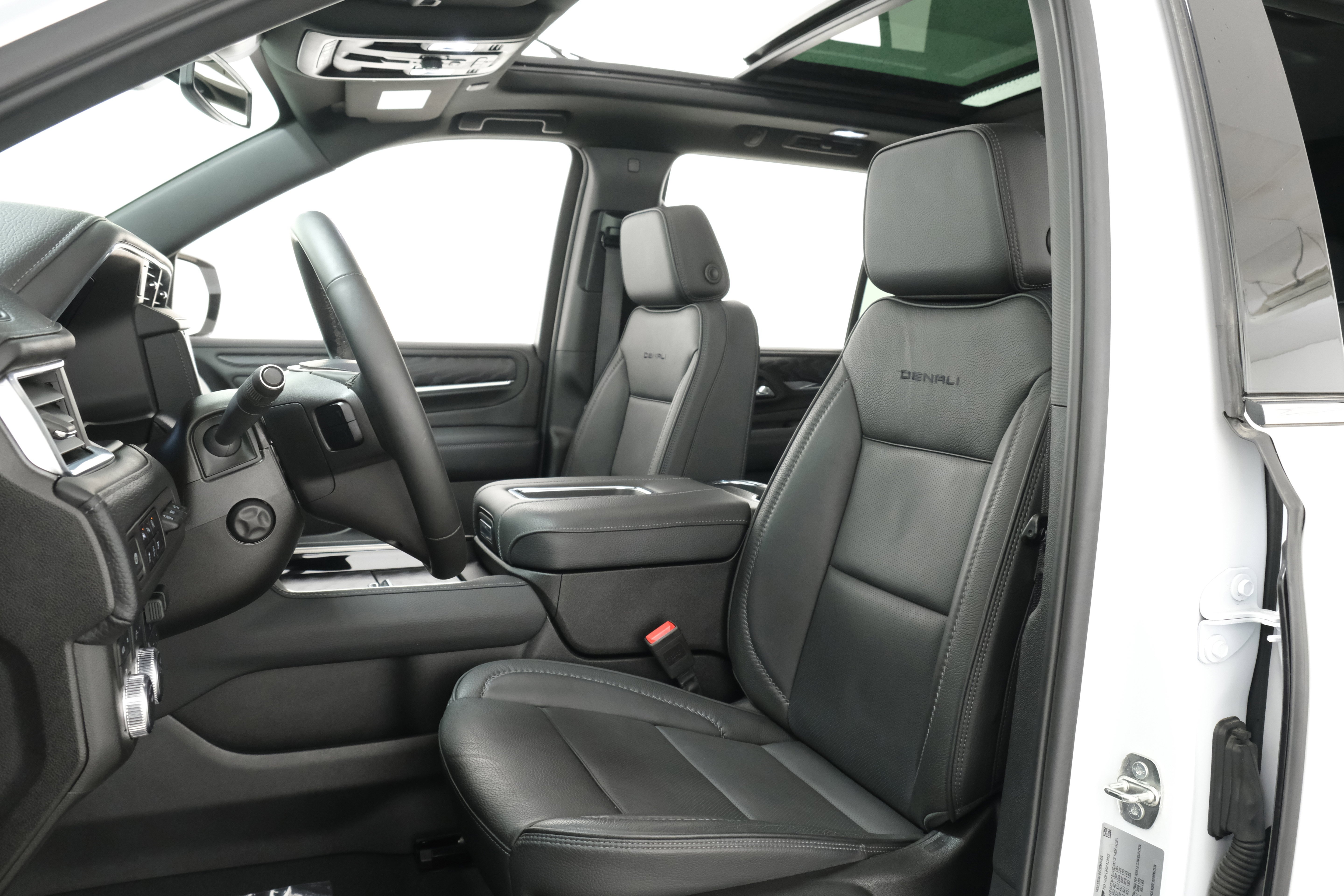 2024 GMC Yukon Denali - Photo 28