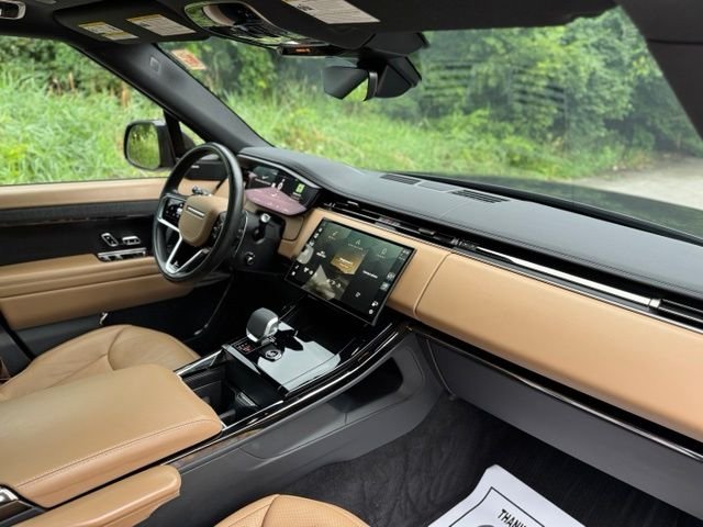 Used 2025 Santorini Black Metallic Land Rover SE image 19