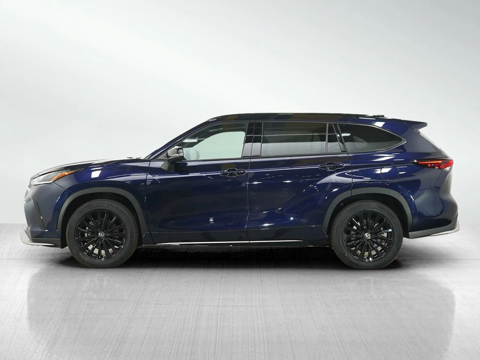 Used 2025 Toyota Highlander XSE with VIN 5TDKDRBH6SS579872 for sale in Burnsville, Minnesota