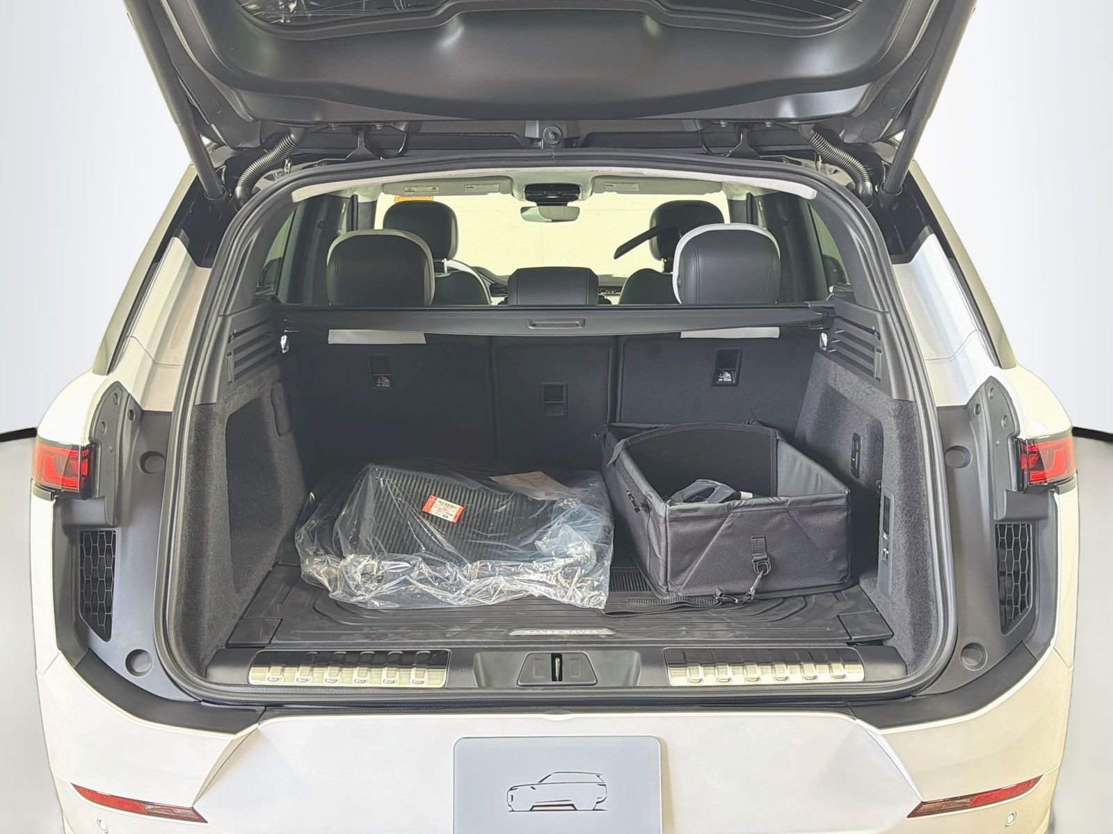 New 2027 Ostuni Pearl White Land Rover Battersea Edition image 29
