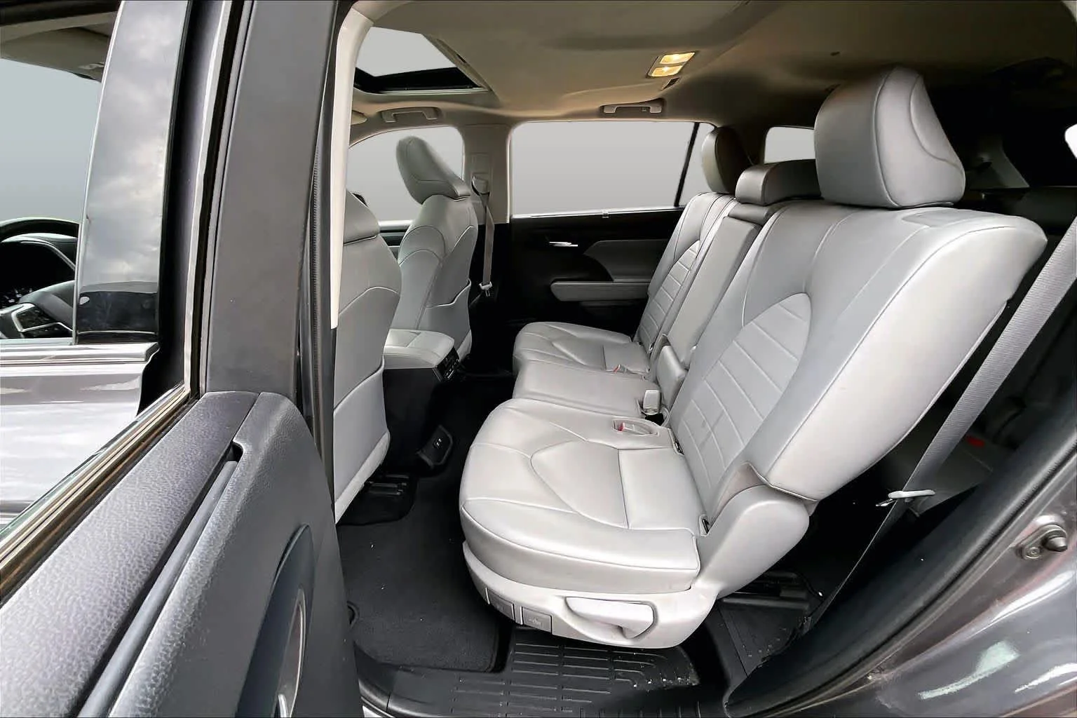 Used 2021 Magnetic Gray Metallic Toyota XLE image 21