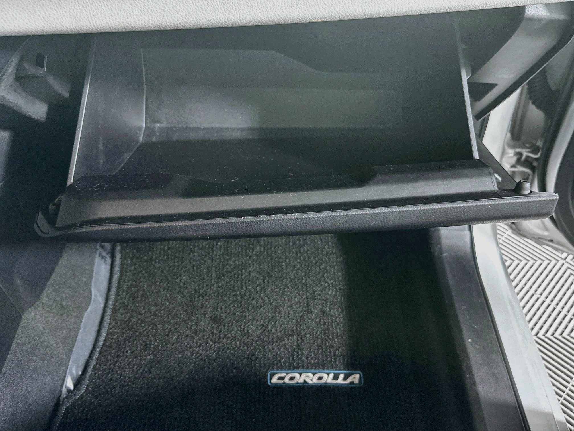 Used 2015 Classic Silver Metallic Toyota LE image 31