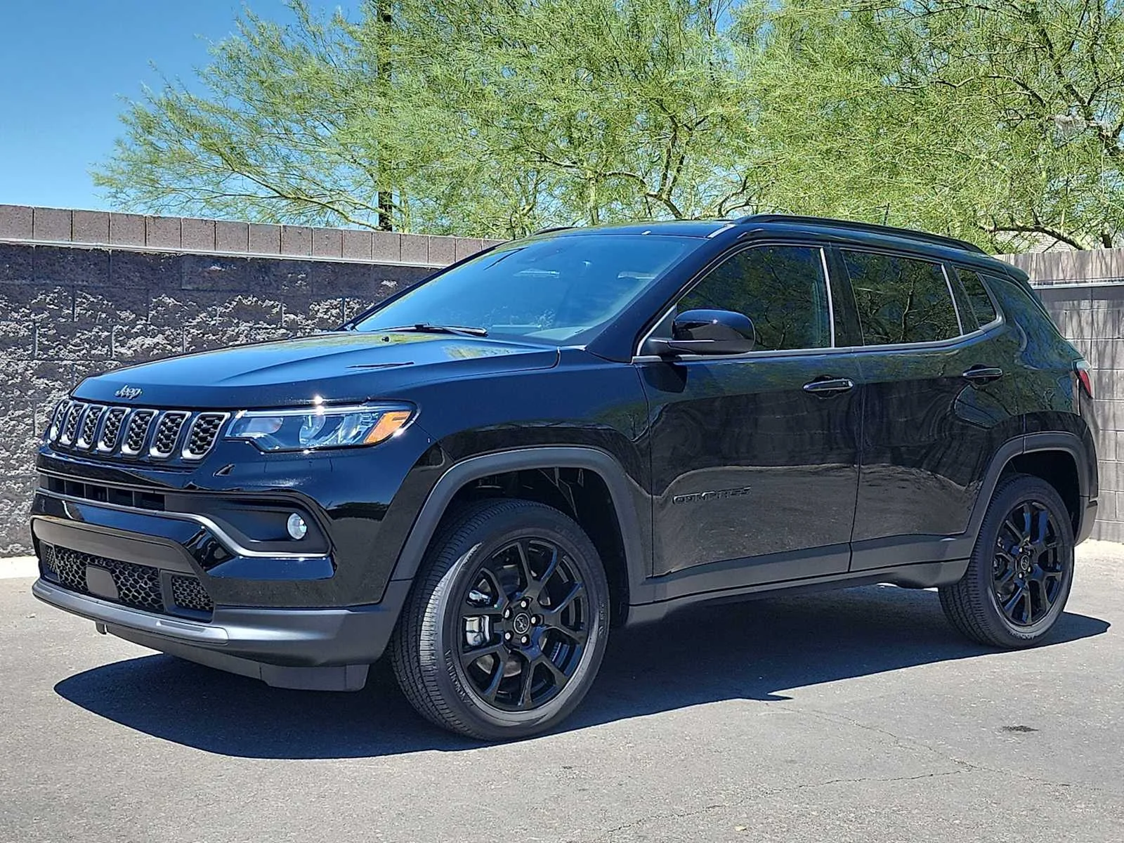 New 2026 Diamond Black Crystal Pearl-Coat Exterior Paint Jeep Latitude image 4