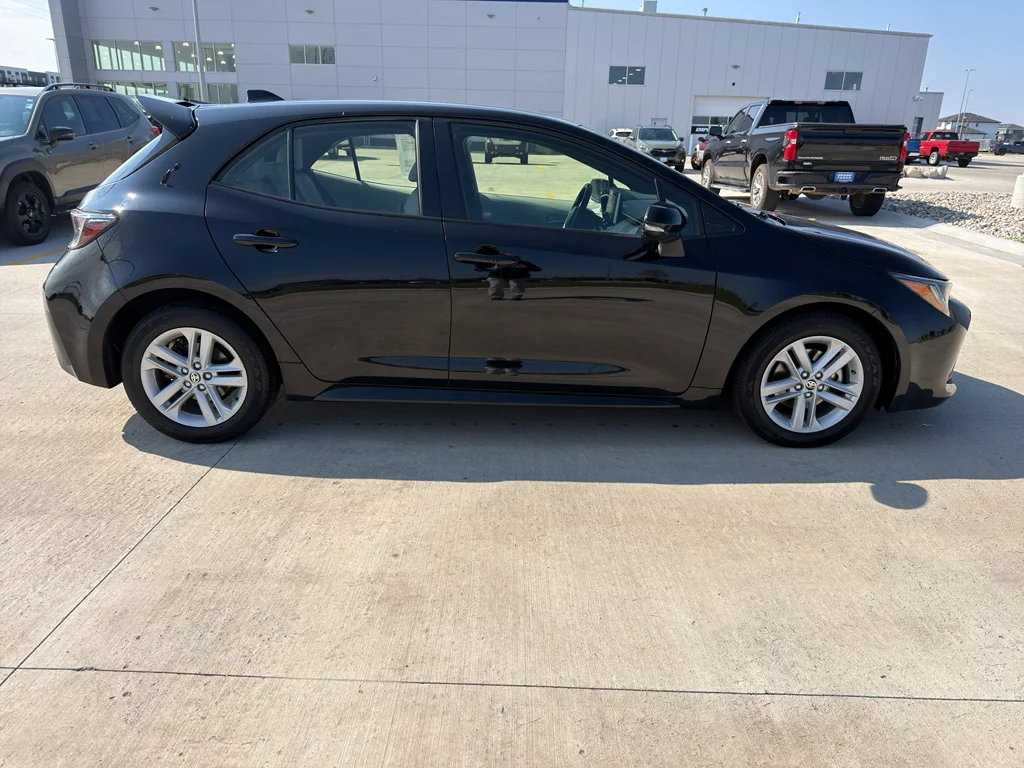 Used 2019 Midnight Black Metallic Toyota SE image 4