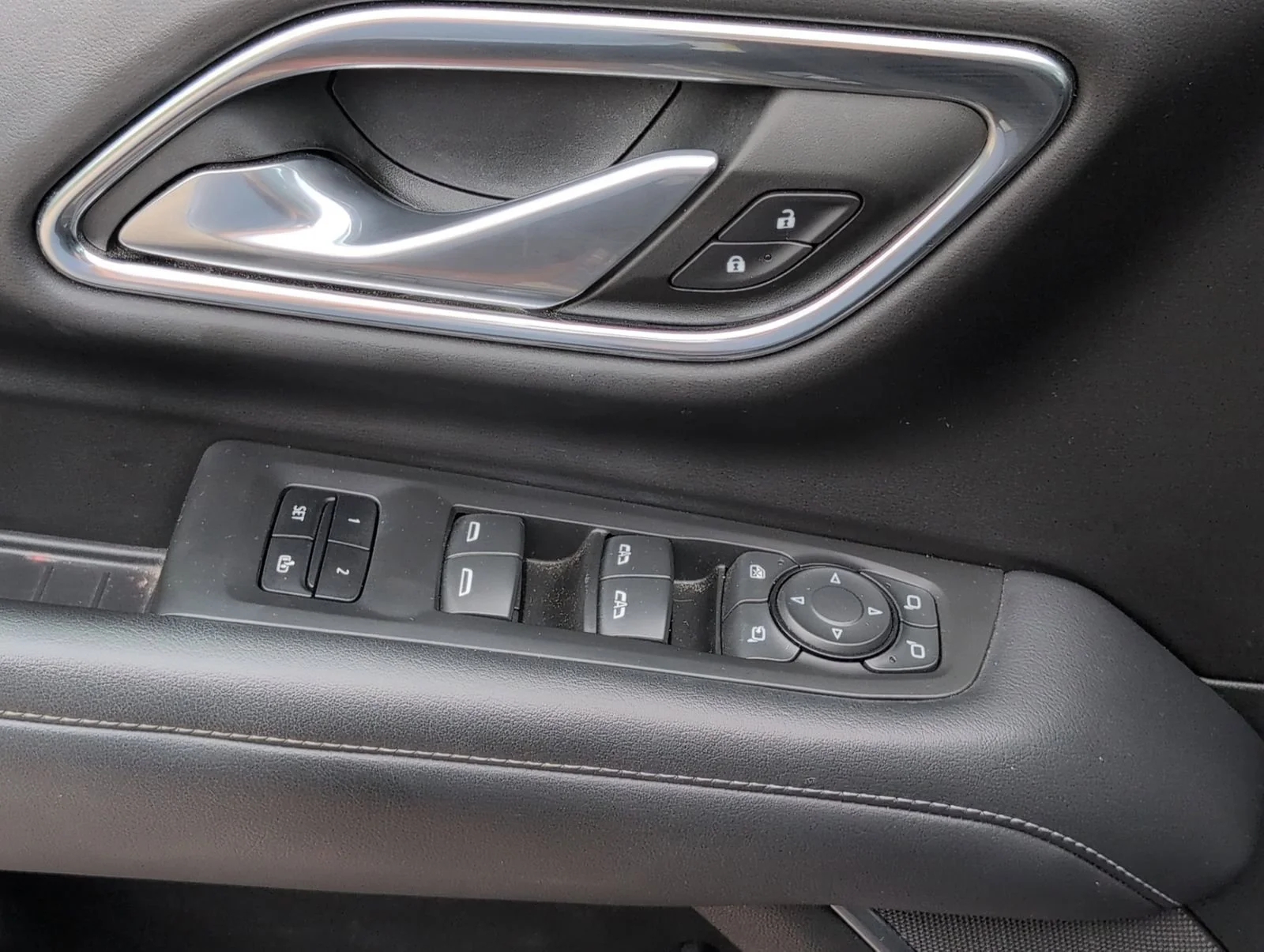 Used 2022 Black Chevrolet Z71 image 16