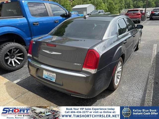 2017 Chrysler 300 Limited's photo