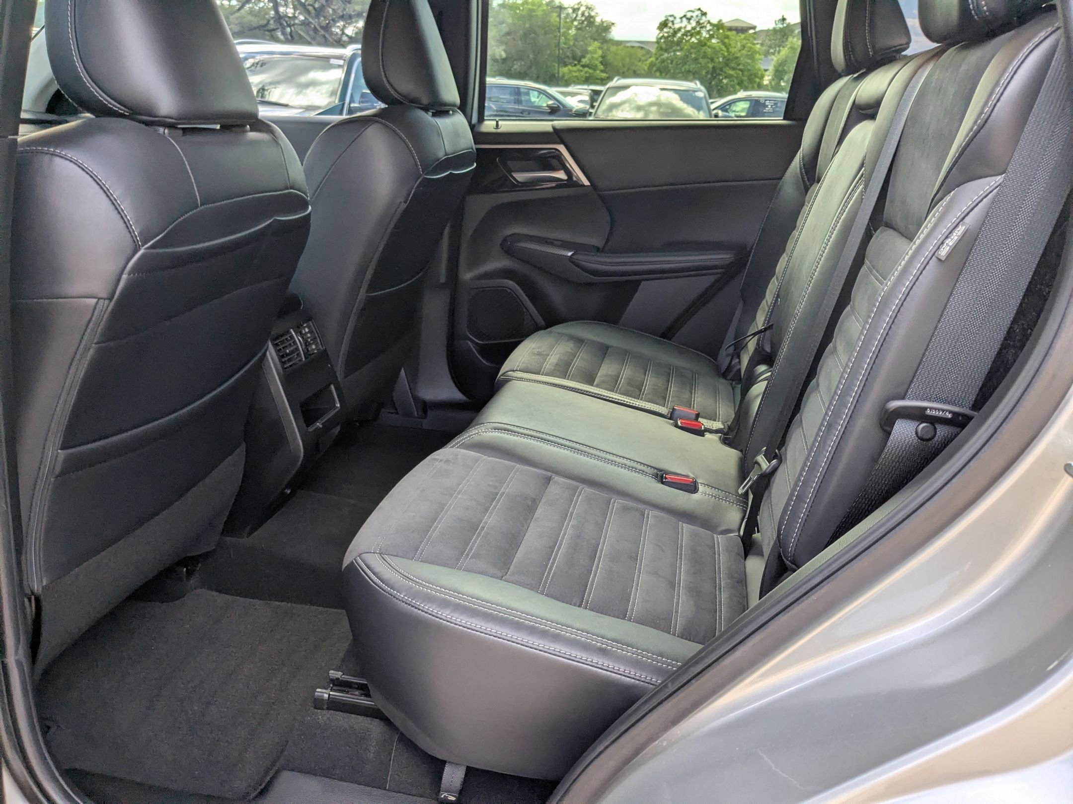Used 2022 Silver Mitsubishi SE image 21