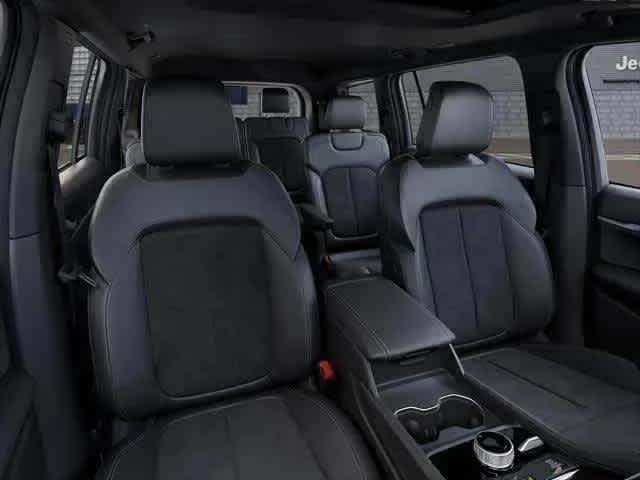 New 2026 Diamond Black Crystal Pearl-Coat Exterior Paint Jeep Laredo Altitude image 2