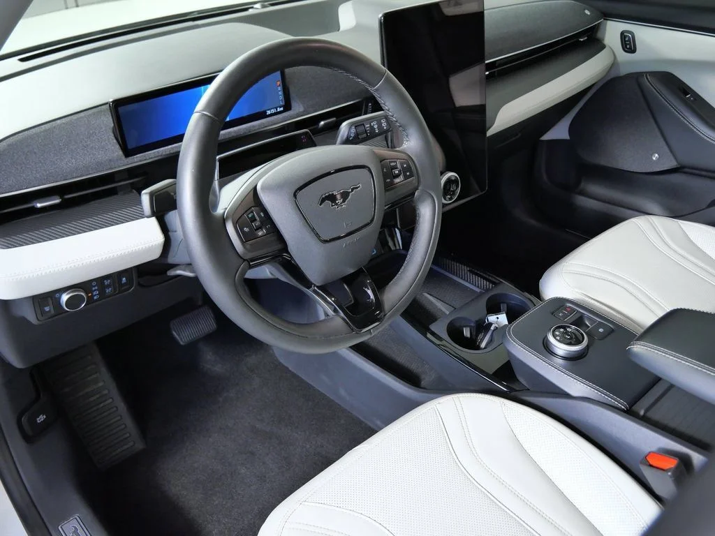 Used 2022 White Ford Premium image 3
