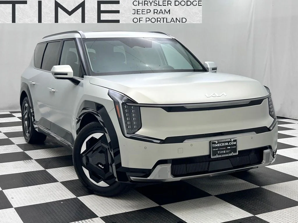 Used 2024 White Kia Land image 1