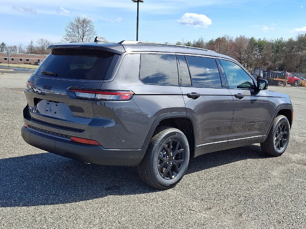 New 2026 Baltic Gray Metallic Clear-Coat Exterior Paint Jeep Laredo Altitude image 8