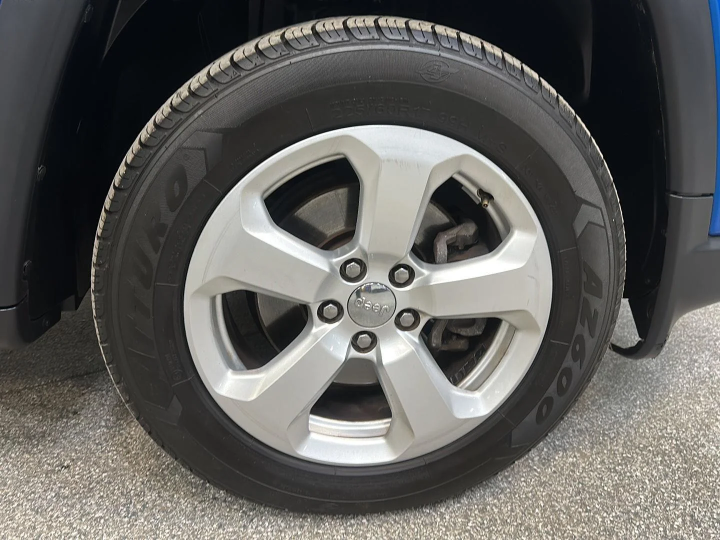 Used 2018 Laser Blue Pearlcoat Jeep Latitude image 12