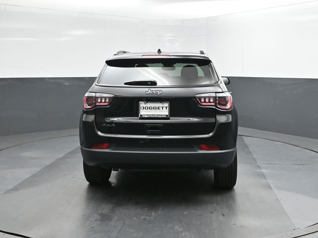 New 2026 Diamond Black Crystal Pearl-Coat Exterior Paint Jeep Latitude image 8