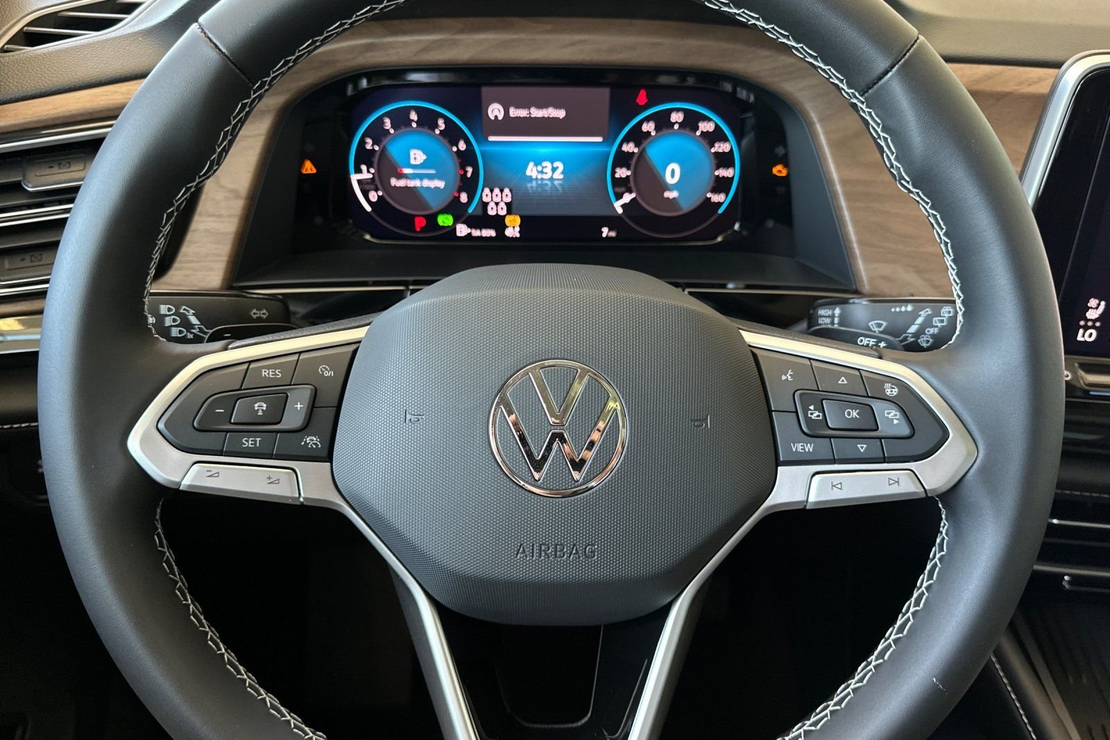 New 2026 Silver Mist Metallic Volkswagen 2.0T SE w/Technology image 24