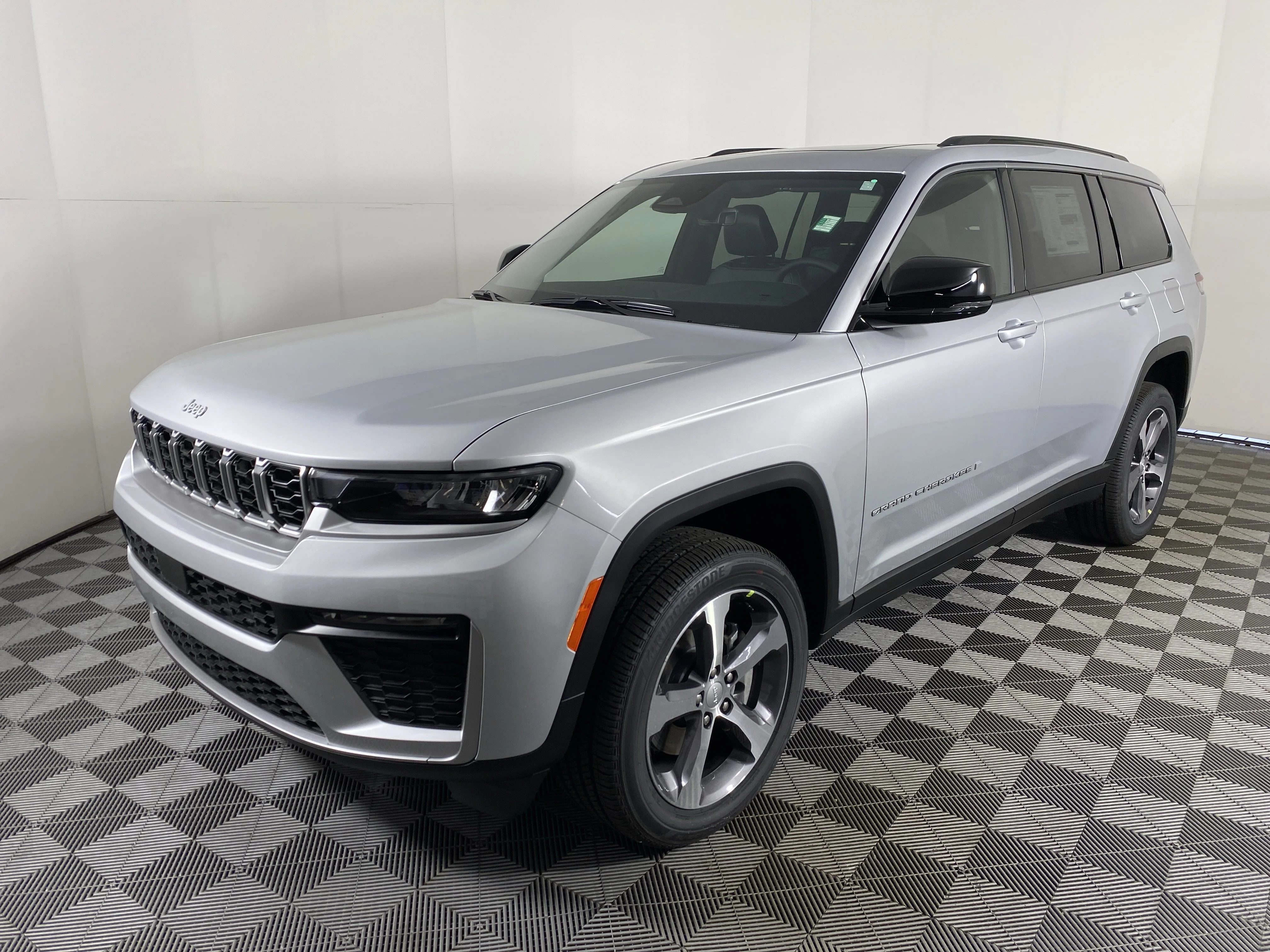 New 2026 Silver Zynith Exterior Paint Jeep Limited image 11