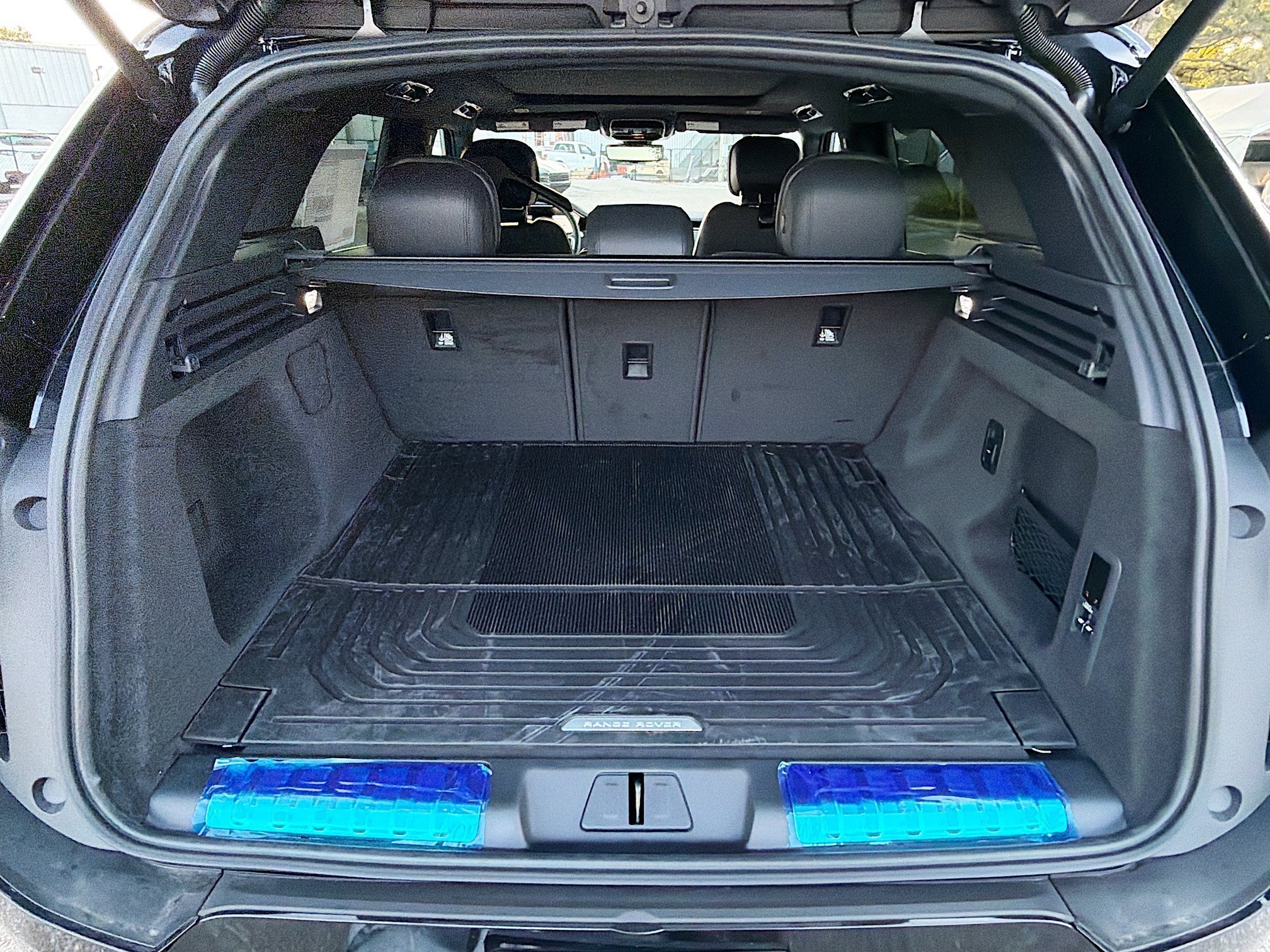 New 2026 Santorini Black LAND ROVER Dynamic SE image 10