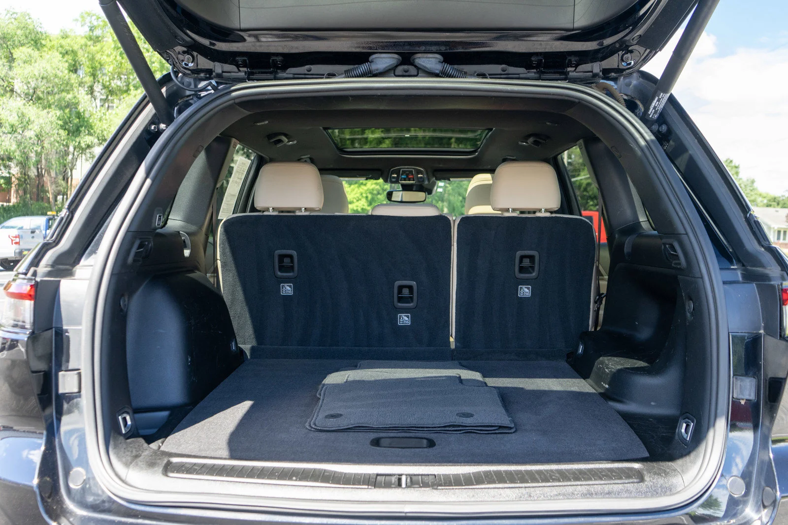 Used 2023 Diamond Black Crystal Pearlcoat Jeep Limited image 9