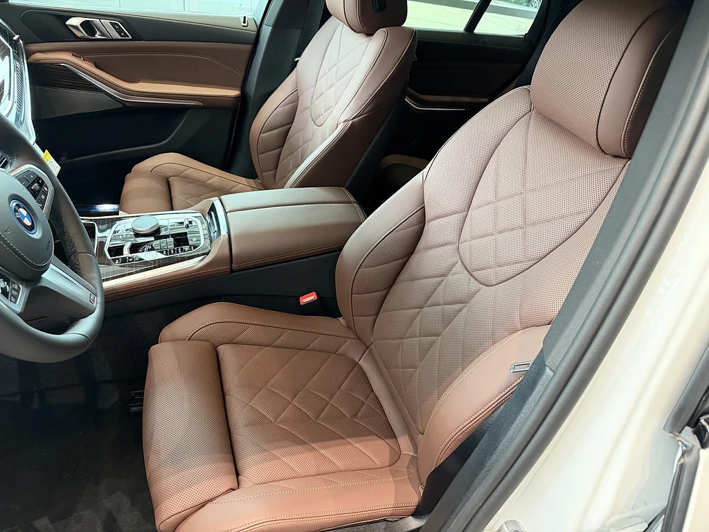 New 2026 Mineral White Metallic BMW xDrive50e image 12
