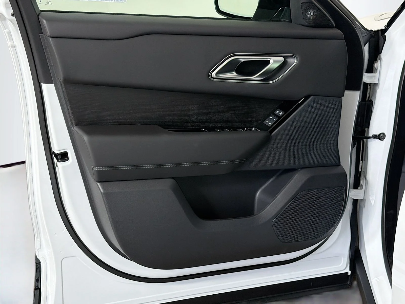 New 2026 Fuji White Land Rover Belgravia Edition image 21