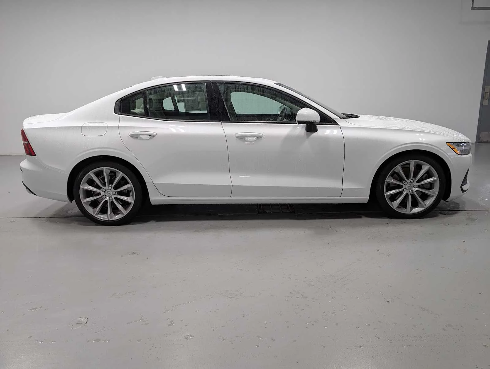 Used 2020  Volvo Momentum image 7