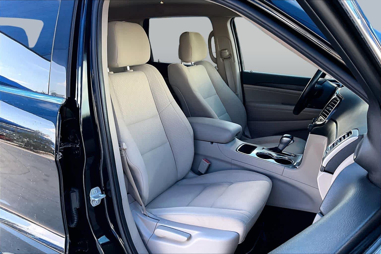 Used 2022 Diamond Black Crystal Pearlcoat Jeep Laredo E image 9