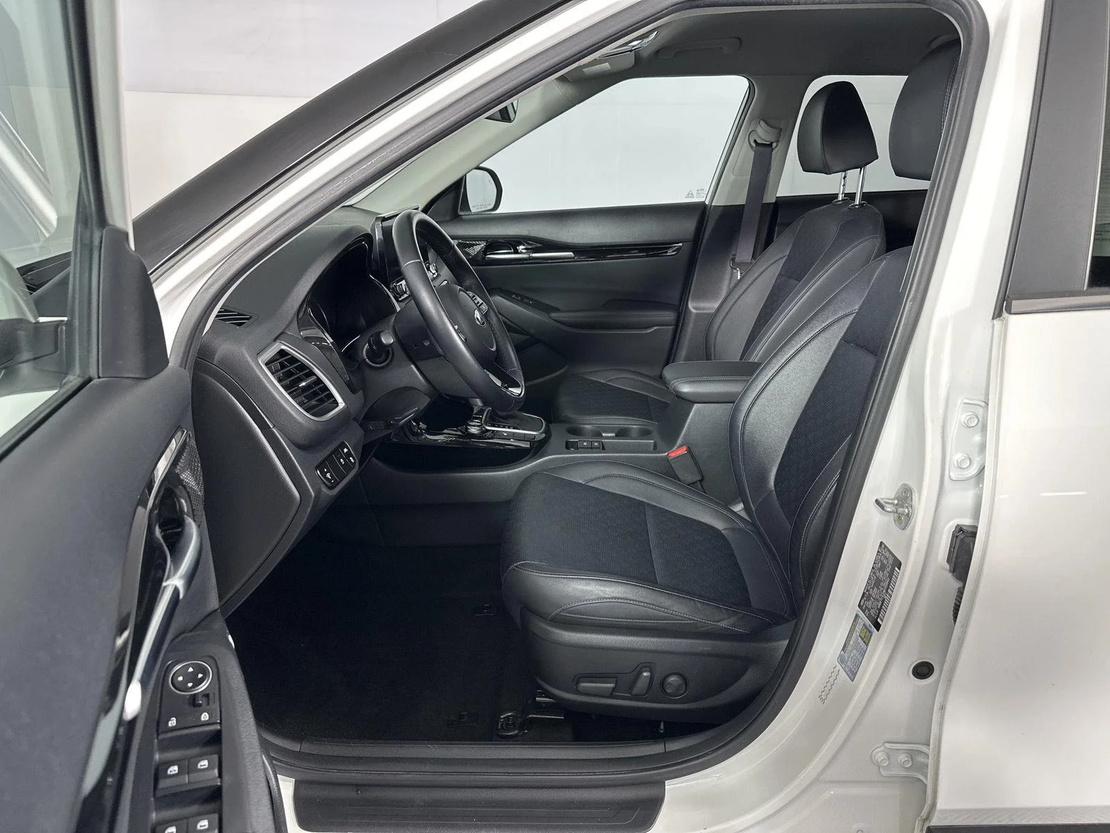 Used 2021 Snow White Pearl Kia SX Turbo image 7