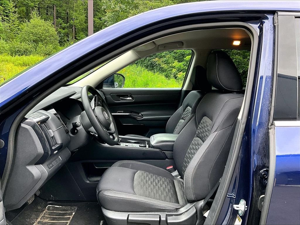 Used 2022 Blue Nissan S image 7
