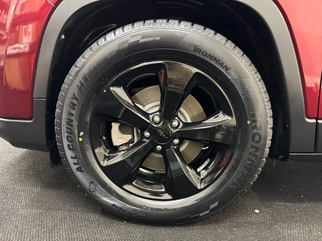 Used 2021 Red Jeep Altitude image 12