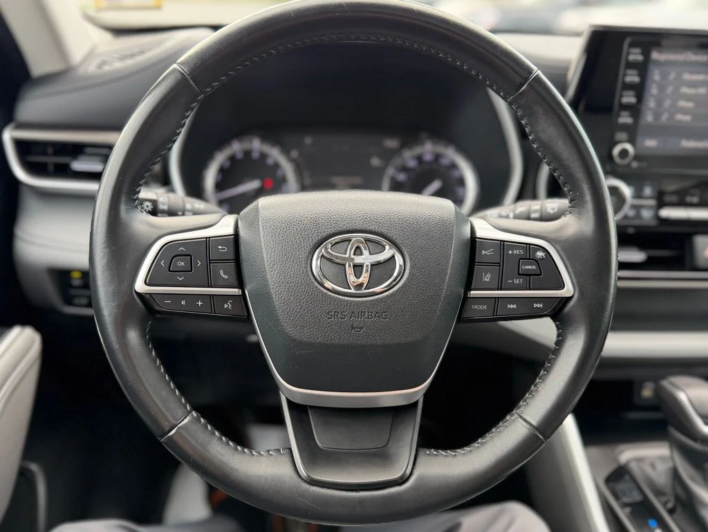 Used 2022 Black Toyota XLE image 17