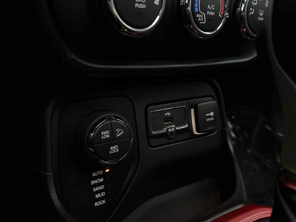 Used 2016 Alpine White Jeep Trailhawk image 31